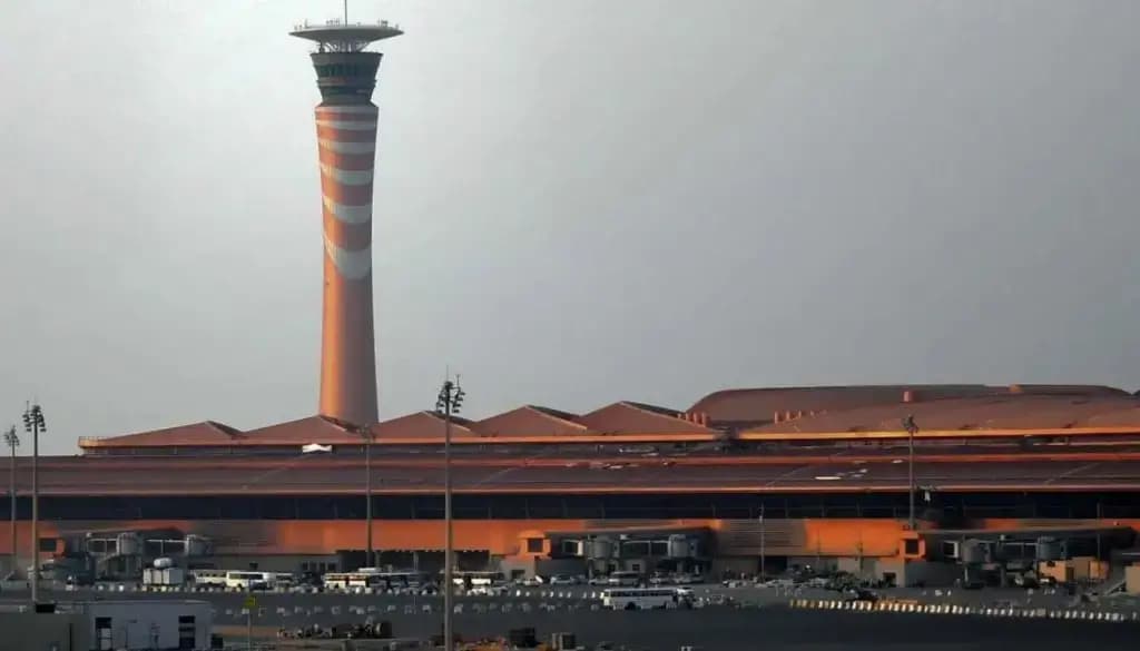 برج المراقبة في مطار الملك عبدالعزيز الدولي 