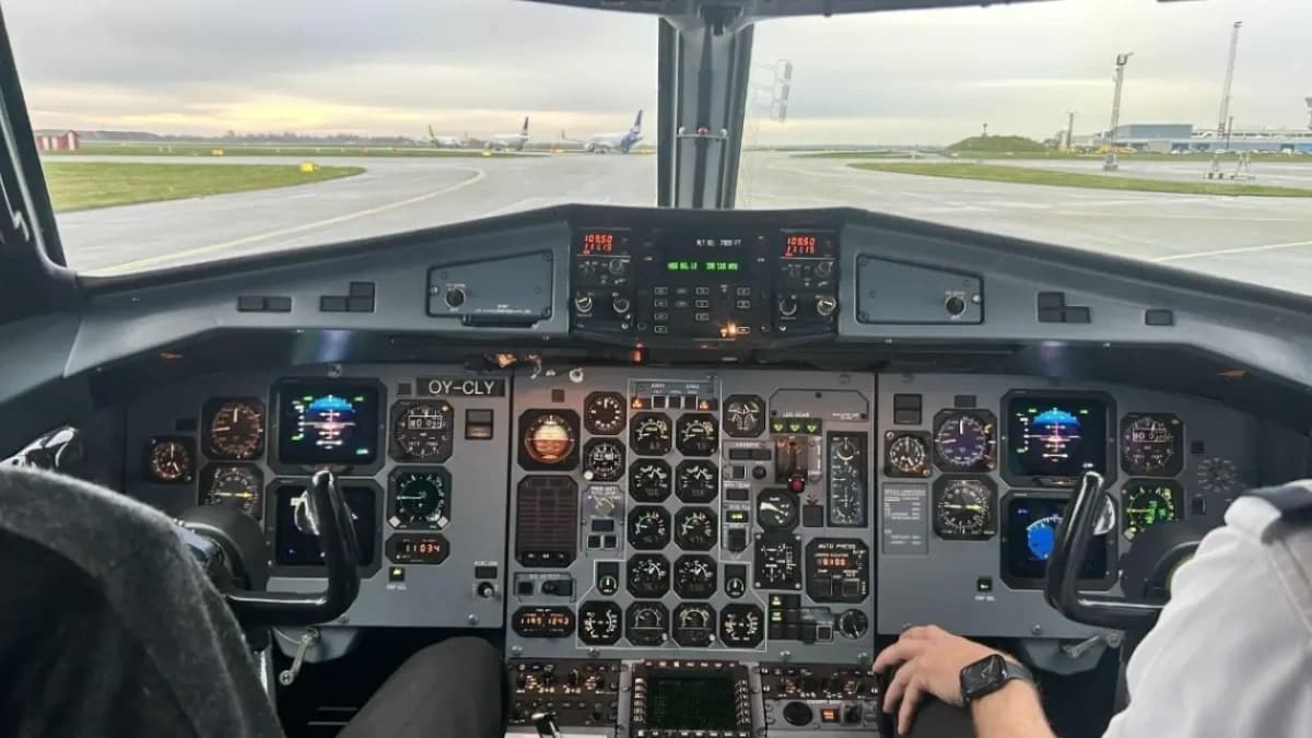 قمرة قيادة الطائرة 