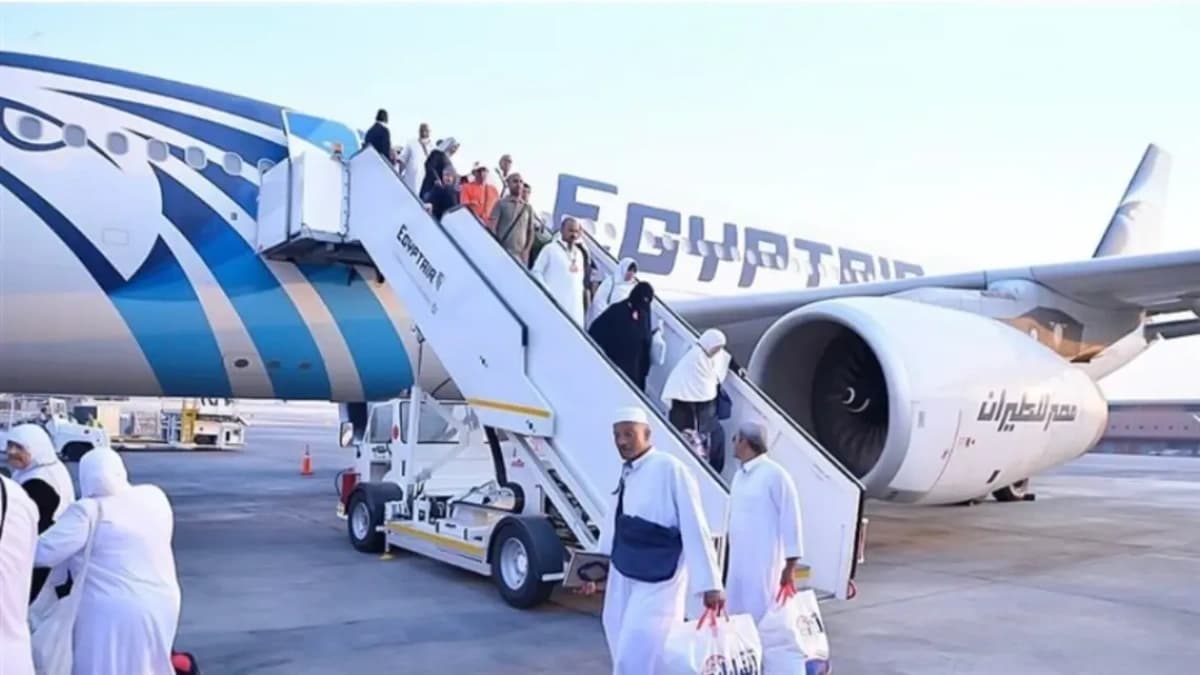 صورة إرشيفية.. طائرة تابعة لمصر للطيران على متنها مجموعة من المعتمرين 