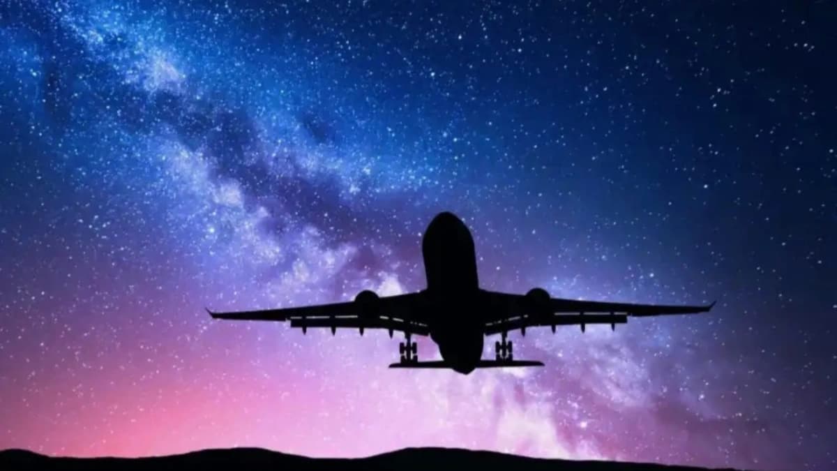 منارات السماء.. كيف تفرق الطائرات بين بعضها في الزحام الليلي؟
