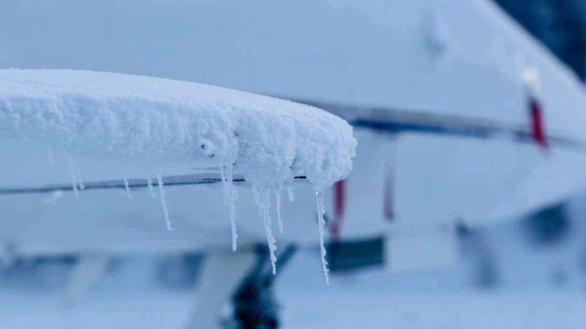 صورة إرشيفية.. جليد يغطي جناح الطائرة 
