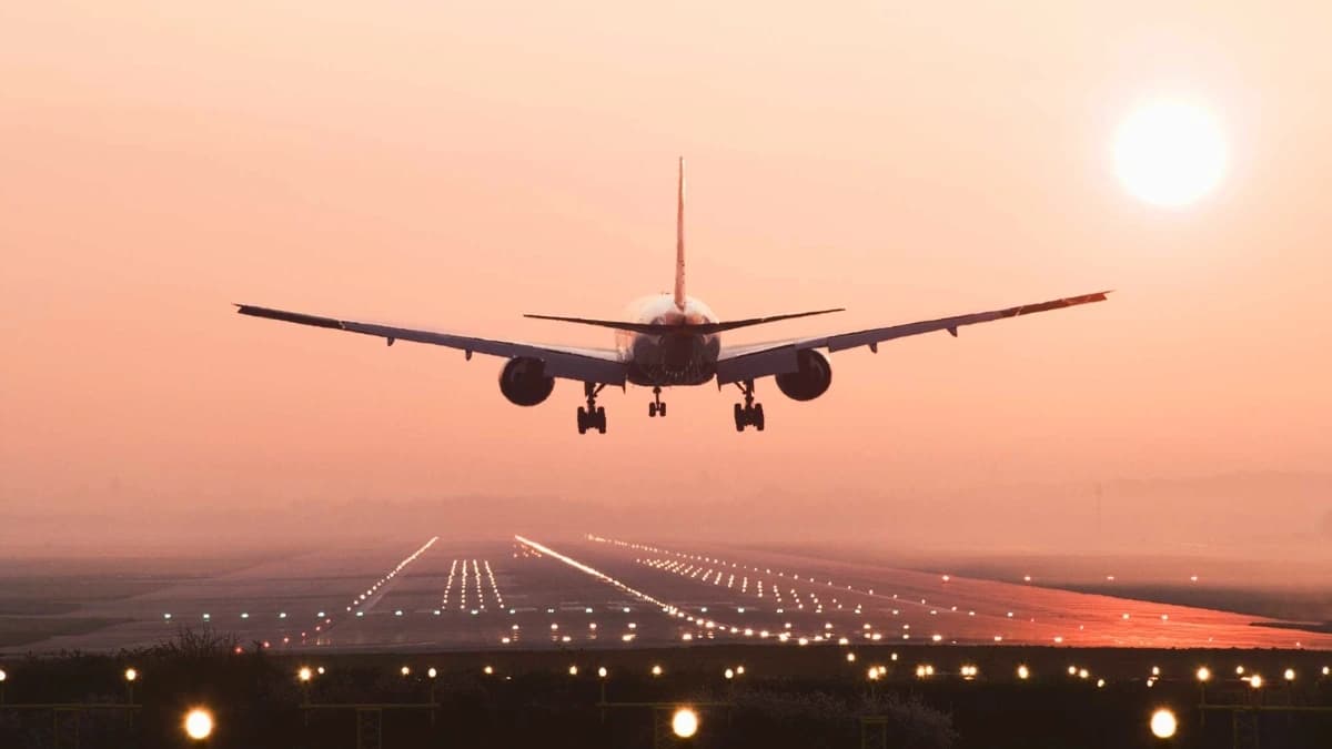 صورة تعبيرية.. هبوط الطائرة أثناء الرياح الجانبية 