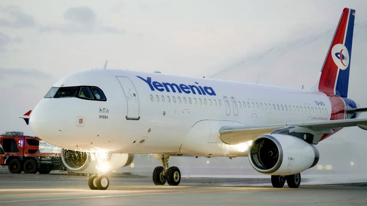 طائرة في مطار عدن تابعة لأسطول طيران اليمنية