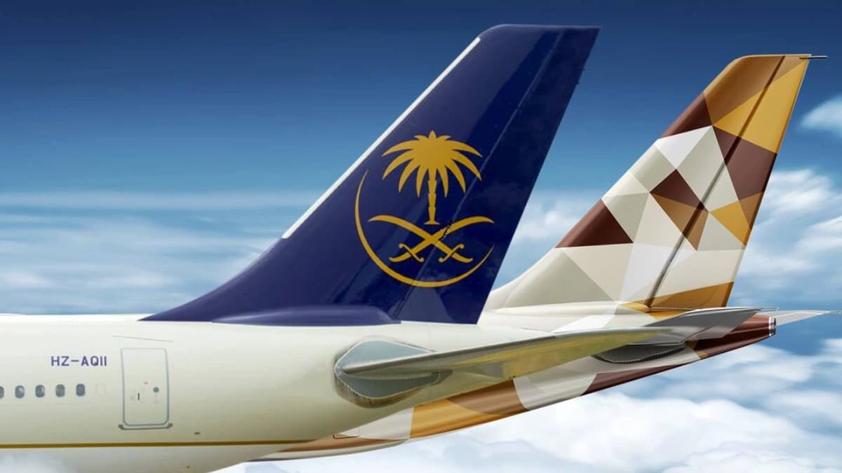 صورة تعبيرية.. شعار الخطوط السعودية وشعار شركة الاتحاد للطيران