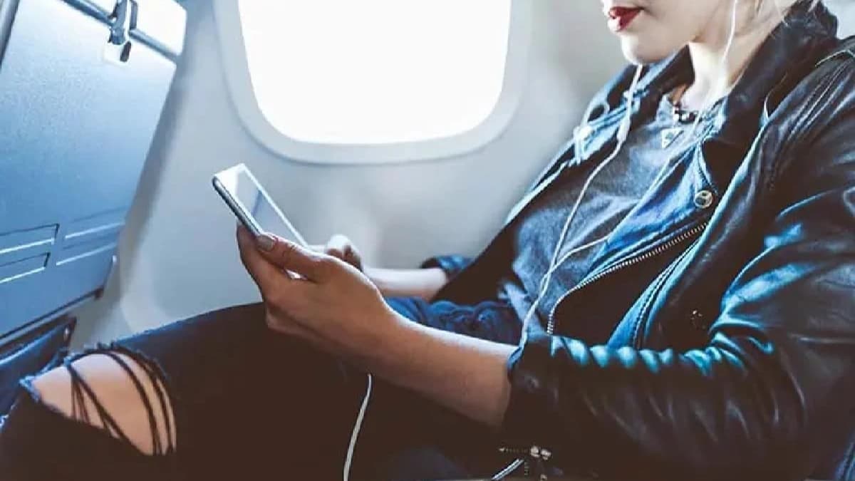 صورة تعبيرية لاستخدام سماعات الأذن في المطار وفي الطائرة 