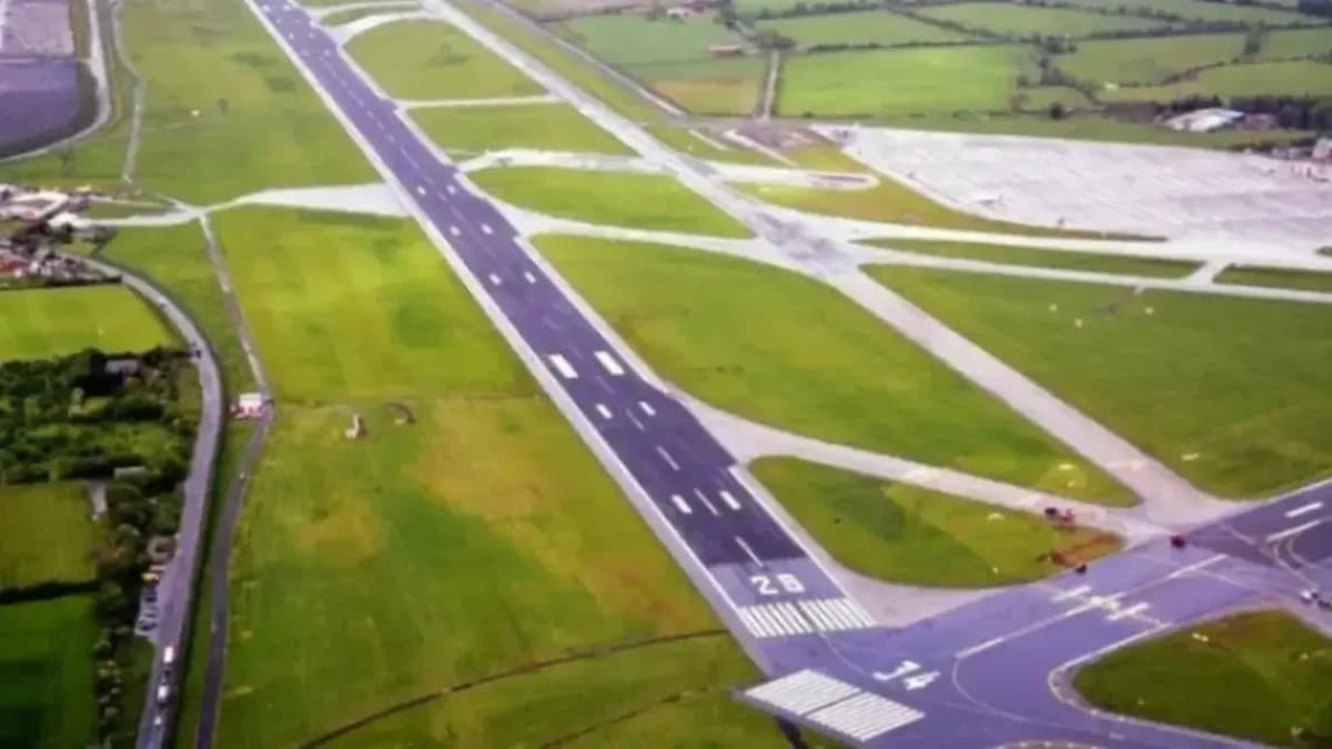 بوصلة الخرسانة.. لماذا تصمم مدارج المطارات بزوايا متقاطعة على شكل (X) أو (Y)؟