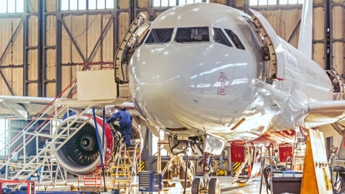 يتم إجراء دوري للطائرات D-Check كل 6 إلى 10 سنوات