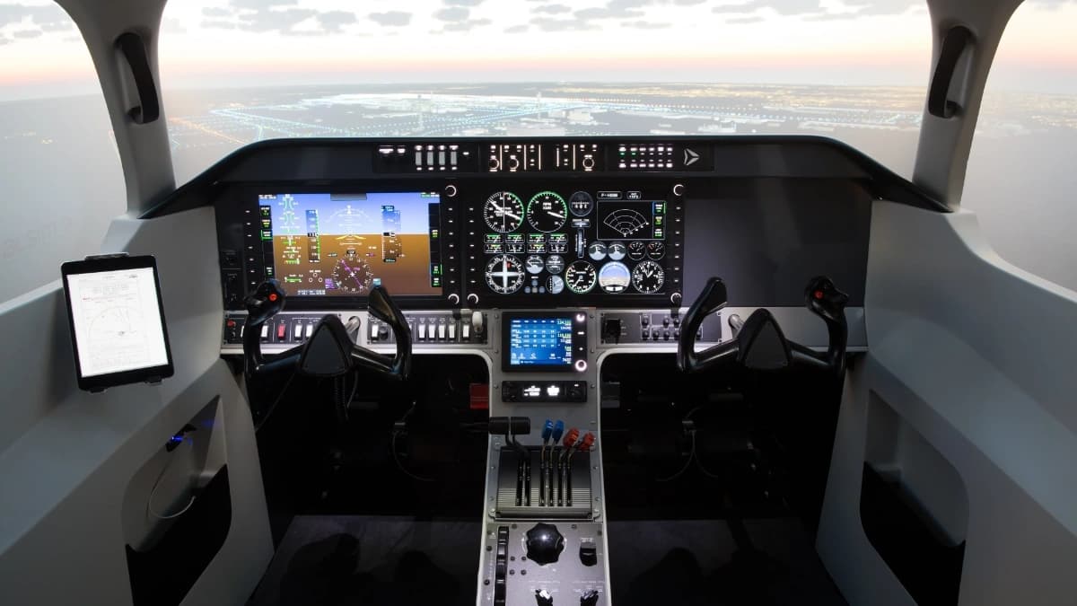 محاكي طيران كامل الحركة لتدريب الطيارين على الهبوط الآلي