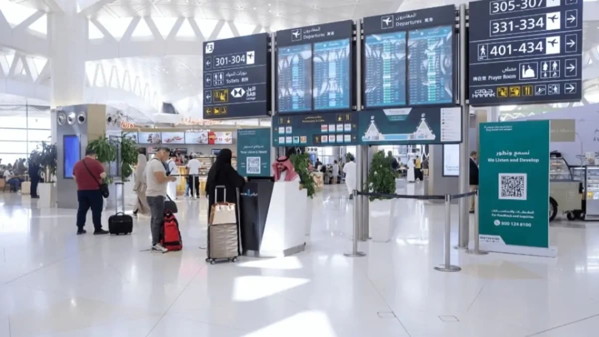 مطارات السعودية تعمل بشكل طبيعي رغم تعليق بعض الرحلات الدولية (الصورة من مطار الأمير خالد الدولي في الرياض)