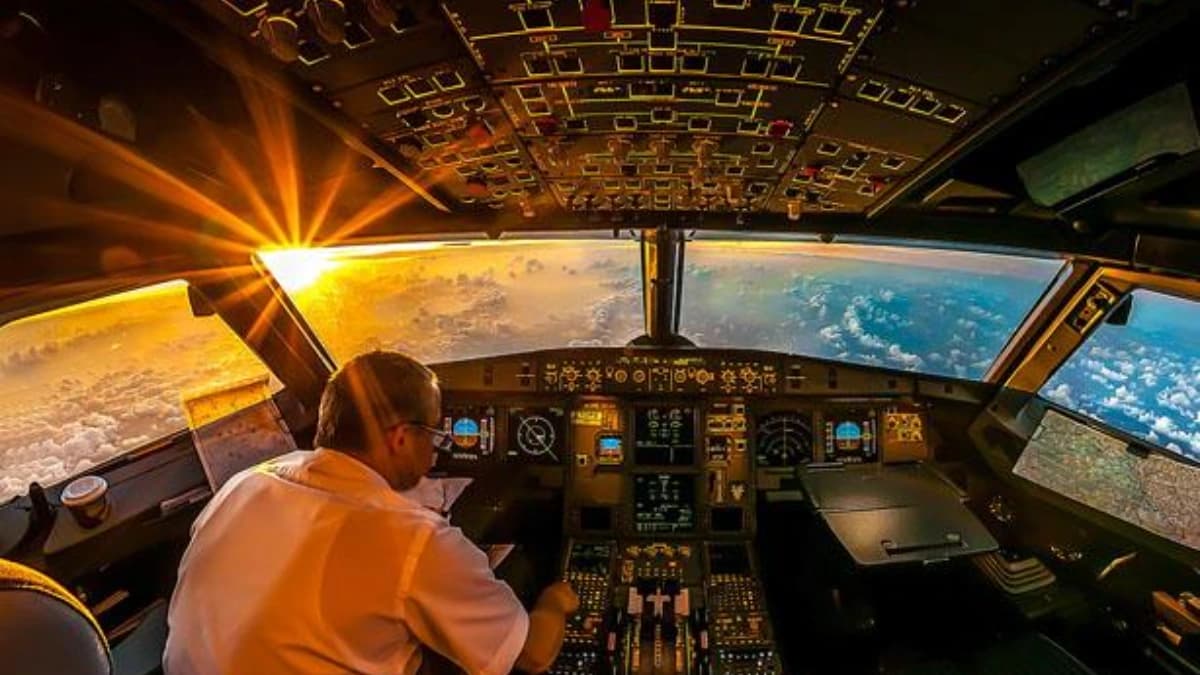 لغة الطيارين في السماء.. ماذا تعني Mayday وPan-Pan وSquawk التي لا يفهمها الركاب؟