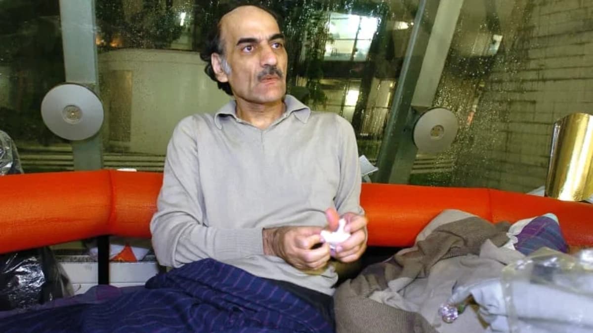 أضاع وثائقة وعلق في المطار 18 عامًا.. قصة اللاجئ الفريد مهران الذي اتخذ من كراسي الإنتظار "وطناً له"