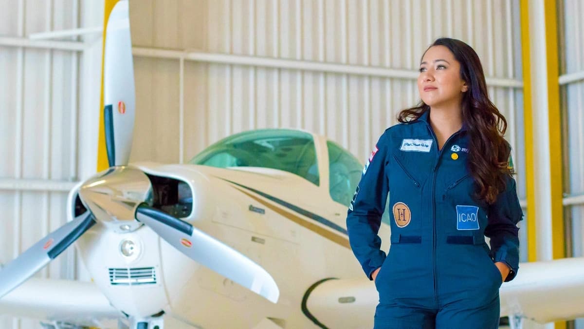 شايستا وايز بجانب طائرة بمحرك واحد بعد إتمام رحلة حول العالم وتحقيق رقم قياسي كأصغر طيارة تحلق منفردة