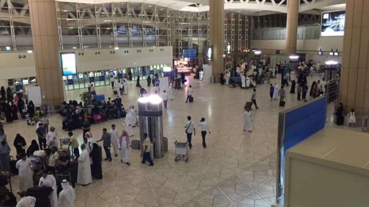 حركة المسافرين داخل أحد مطارات السعودية مع استمرار الرحلات الجوية بشكل طبيعي