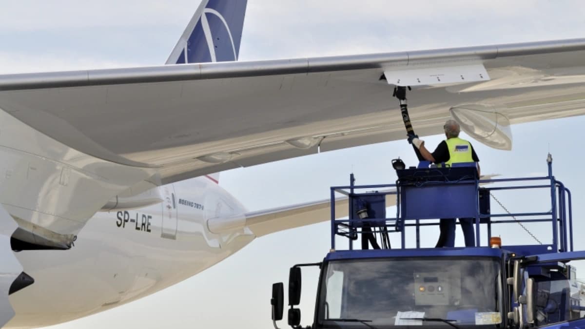 الوقود المالح.. لغز البكتيريا التي تأكل أجنحة الطائرات!!