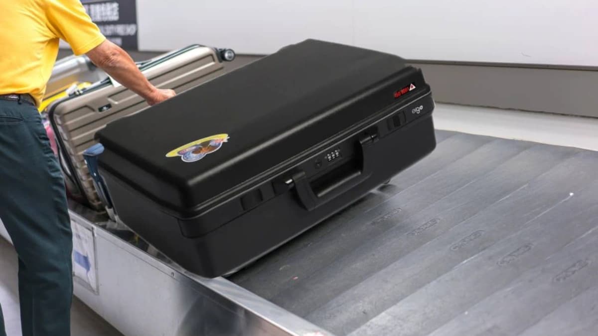 حقيبة دبلوماسية أثناء نقلها في مطار دولي دون خضوعها للتفتيش