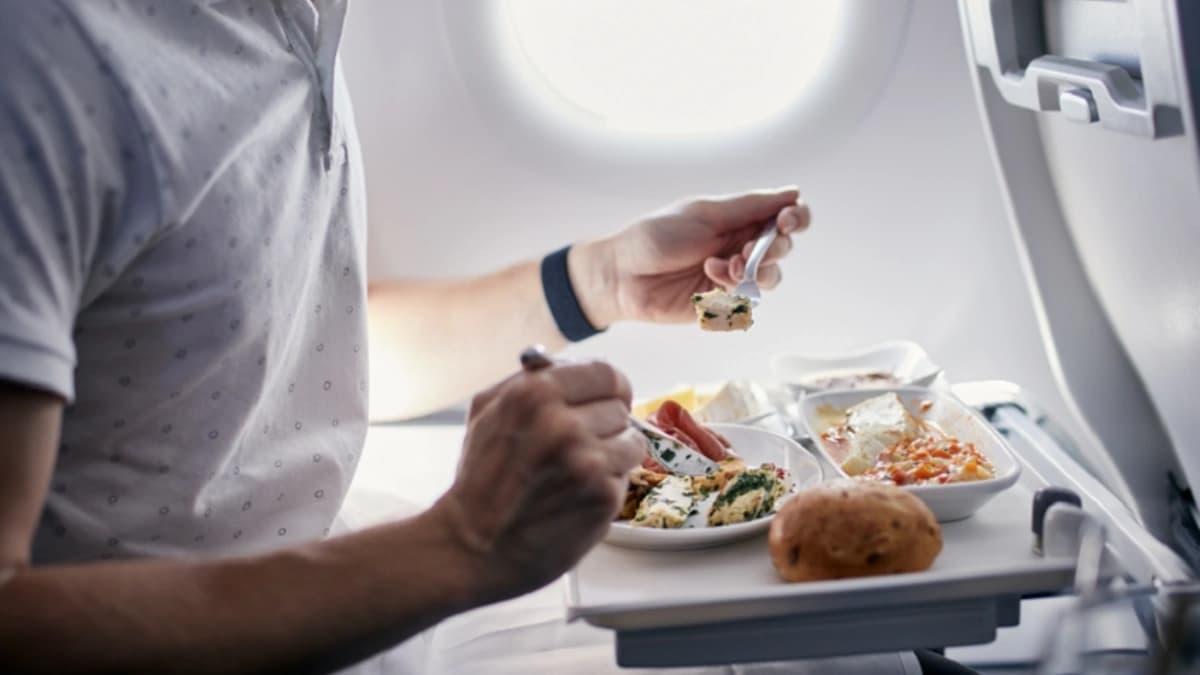 اسرار طعم طعام الطائرة ولماذا يفضل المسافرون عصير الطماطم في وجبات الطائرات؟