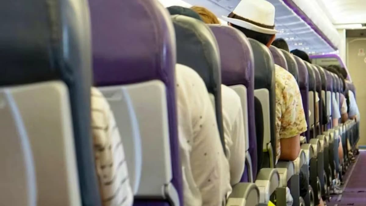 ذراع المقعد الواقع على طول الممر بالطائرة 