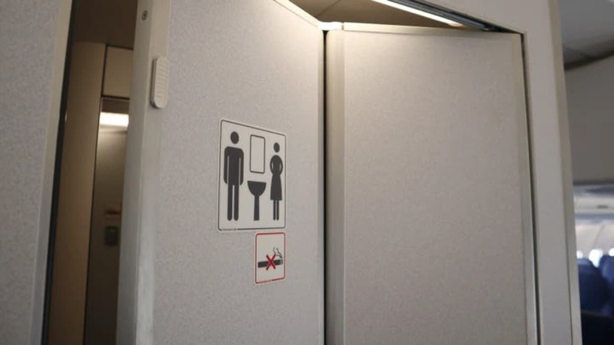 خلف حمام الطائرة الكثير من الأسرار التي يجهلها المسافرين 