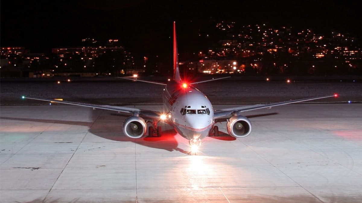 ما سر الأضواء الخارجية في الطائرات وكيف تمنع التصادم في الجو؟ 