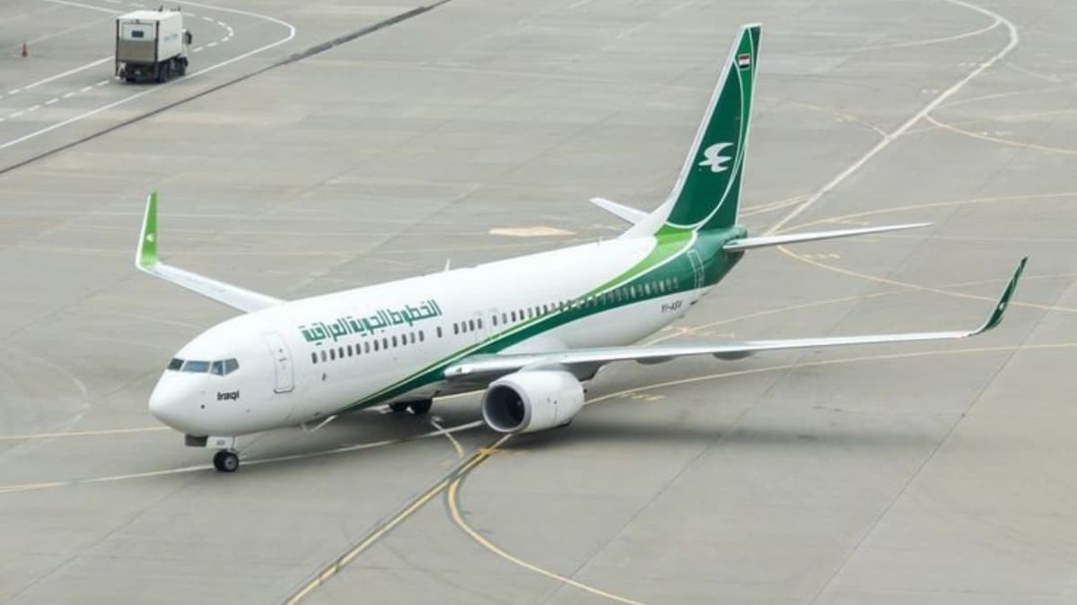 صورة تظهر طائرة الخطوط الجوية العراقية على مدرج الطيران