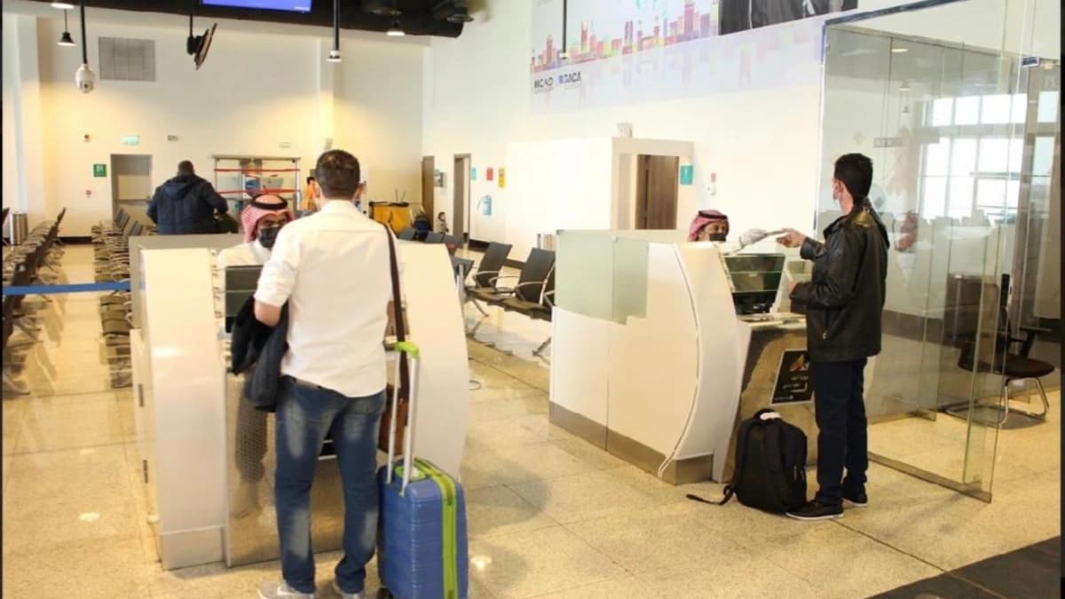 قاعدة 45 دقيقة: كيف تُعتبر متخلفاً عن السفر قبل أن تُقلع طائرتك في المطارات الخليجية؟