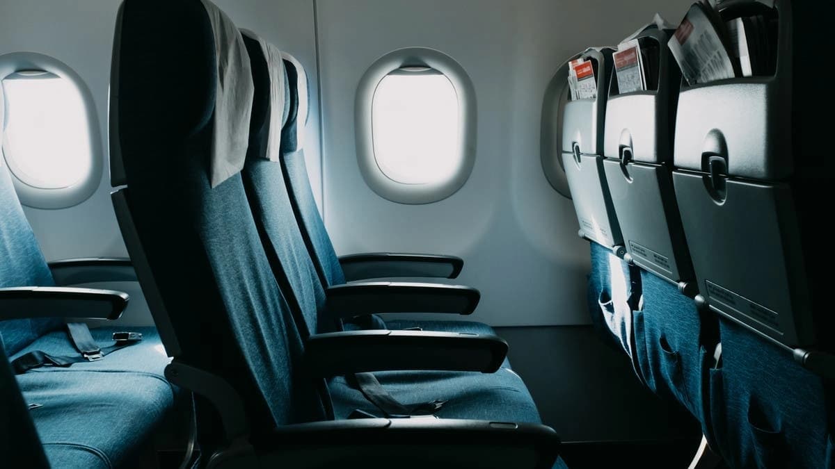 قبل أن تحجز تذكرة الطيران.. تعرف على أفضل وأسوأ المقاعد في الطائرة بالنسبة للمطبات الهوائية