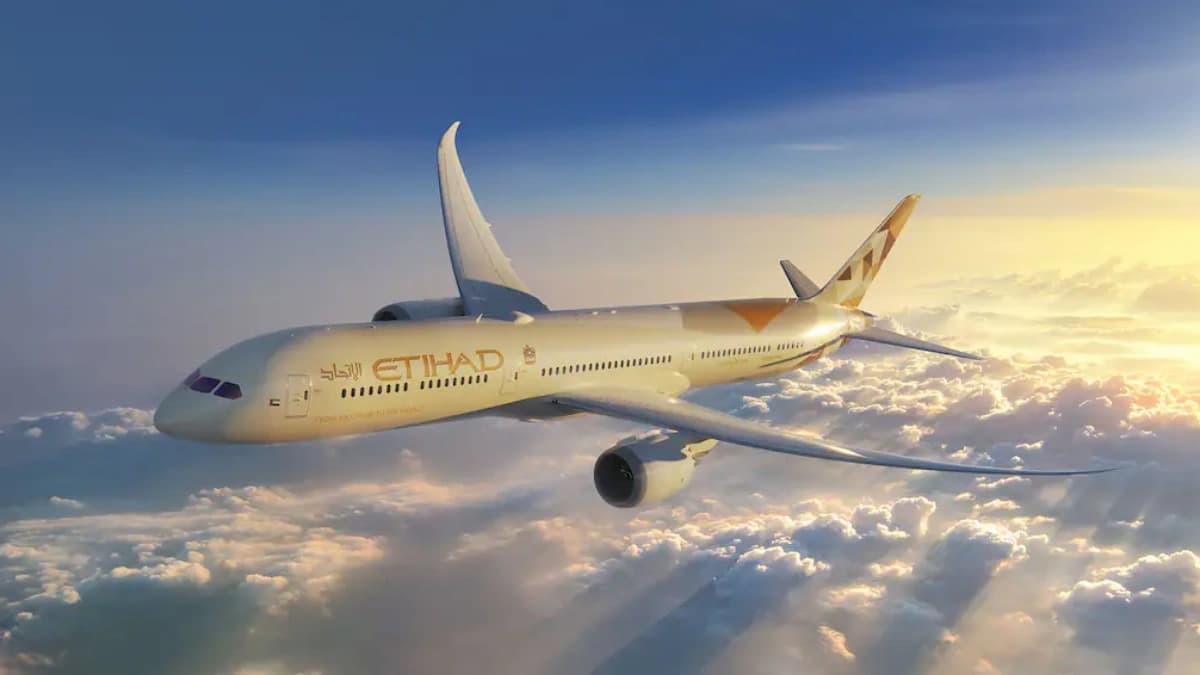 سافر بنصف قيمة التذكرة.. الاتحاد للطيران تطلق تخفيضات كبيرة على أسعار تذاكر الطيران