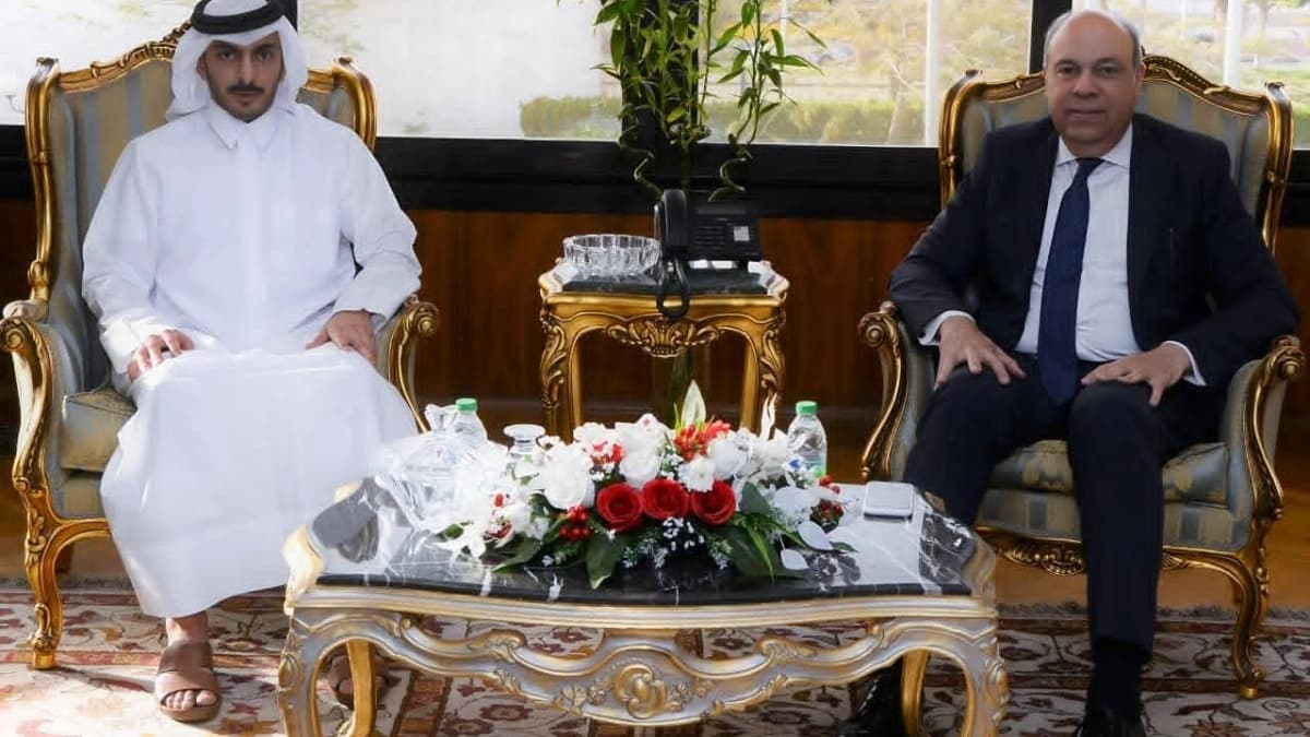 وزير الطيران المدني المصري مع ممثل مجموعة فهد آل ثان القطرية أثناء مباحثات إنشاء مصنع لإنتاج وقود الطائرات المستدام 