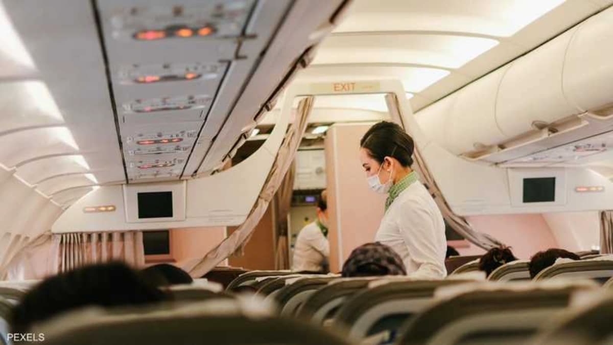 مضيفة طيران تنصح النساء بتجنب الجلوس في هذا المقعد أثناء الرحلة!!