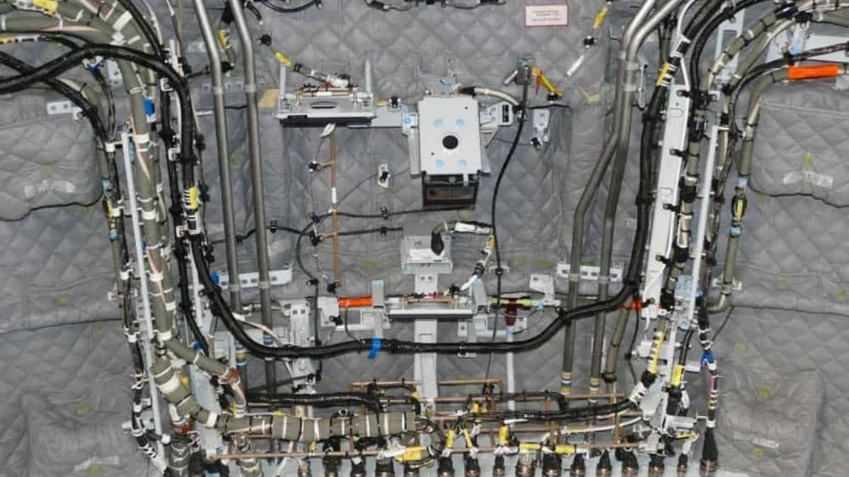 بماذا تختلف أسلاك الكهرباء في الطائرة عن الأسلاك العادية؟ 5 حقائق يجهلها الكثير