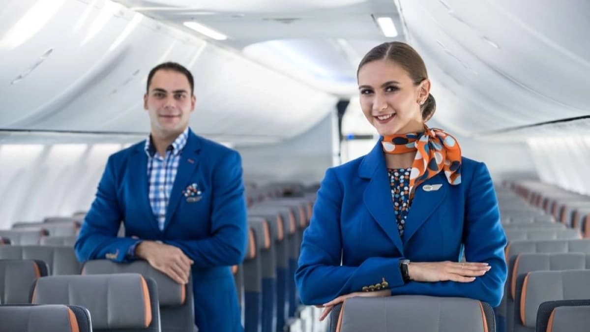 أحد طواقم الضيافة الجوية في شركة فلاي دبي 