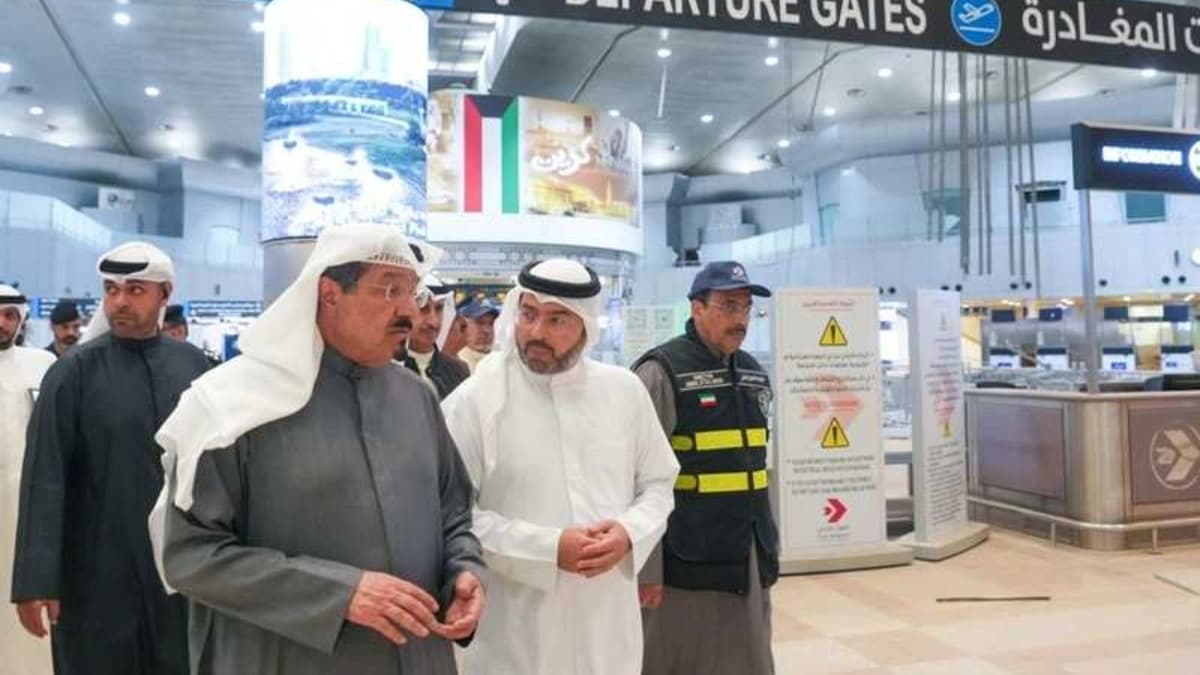 عاجل: رئيس الوزراء الشيخ أحمد الصباح في مطار الكويت.. هل أصبح المطار جاهز للإفتتاح؟