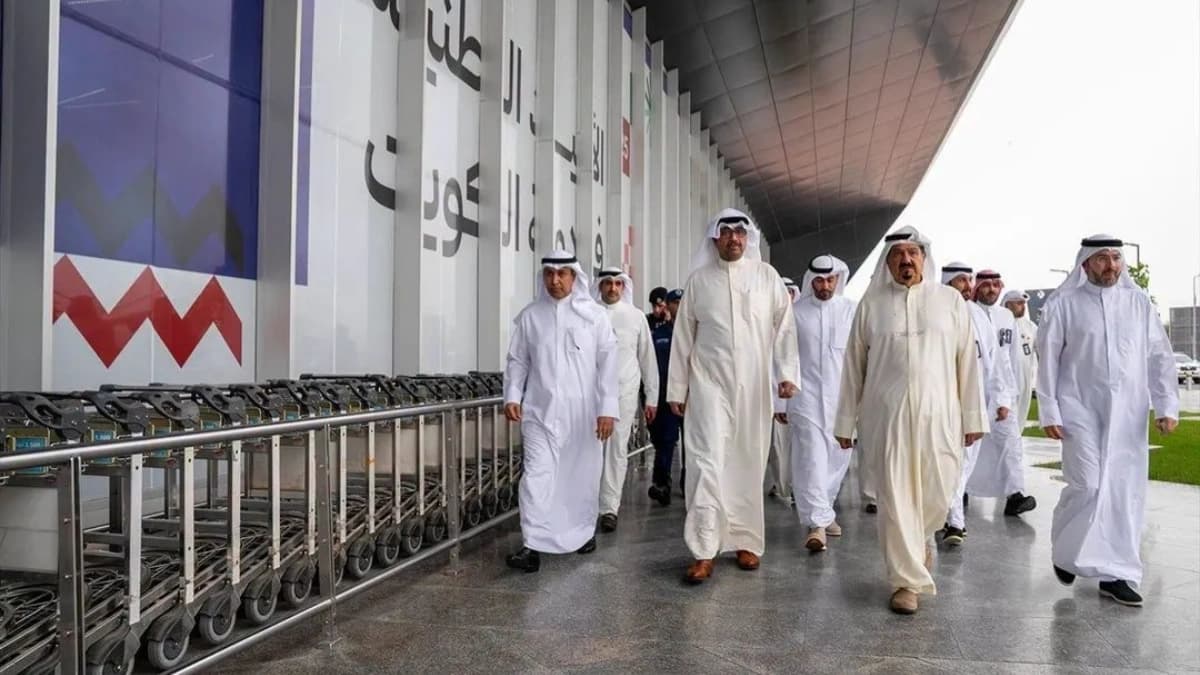 من زيارة رئيس الوزراء صباح اليوم إلى مطار الكويت الدولي 