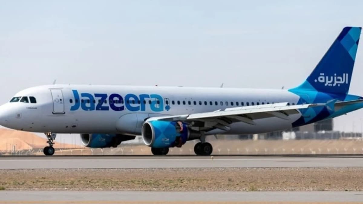 طائرة شركة طيران الجزيرة تقف في مطار الكويت استعدادًا لاستئناف الرحلات الى مطار دمشق 