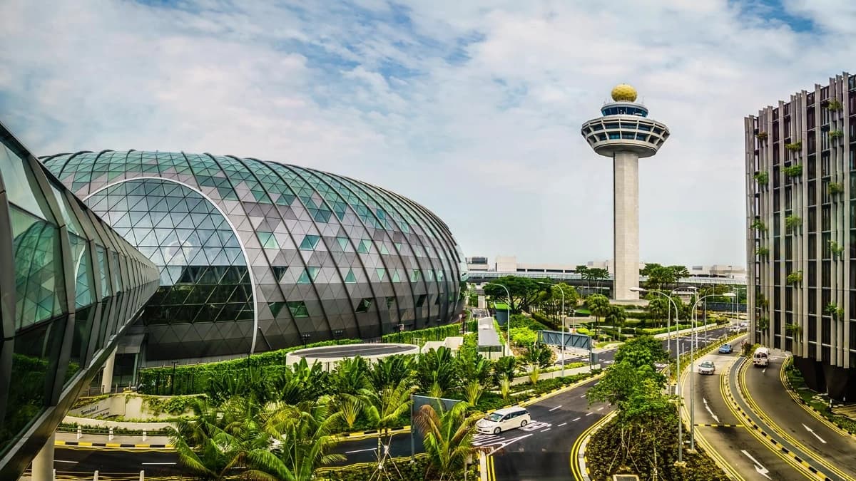 صورة خارجية لمطار شانغي سنغافورة الذي يعد أفضل مطار في العالم 