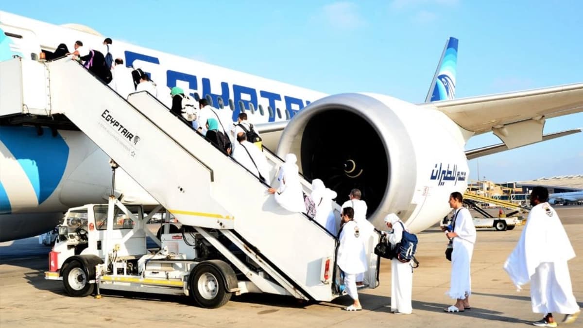 صورة تعبيرية - لحظة صعود حجاج بيت الله الحرام إلى طائرة تابعة لشركة مصر للطيران