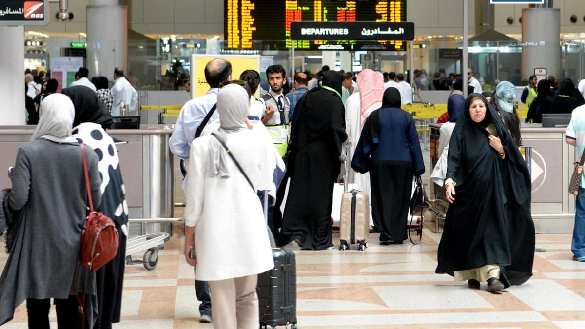صورة تعبيرية - حركة المسافرين في بوابات المغادرة في مطار الكويت الدولي 