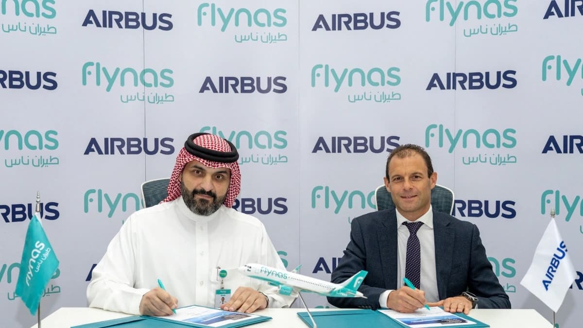 أثناء توقيع اتفاقية طيران ناس مع شركة إيرباص لتدريب الطيارين وفق أحدث برامج التدريب 