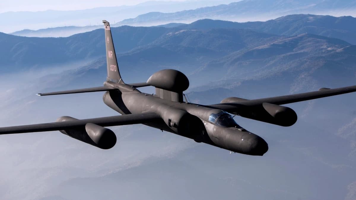 السيدة التنين.. ماذا تعرف عن طائرة الأزمات التي يستخدمها سلاح الجو الأمريكي منذ 70 عامًا؟