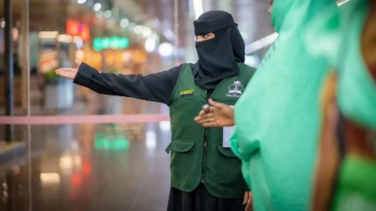 جانب من استقبال حجاج جمهورية مالي في مطار الأمير محمد بن عبدالعزيز 