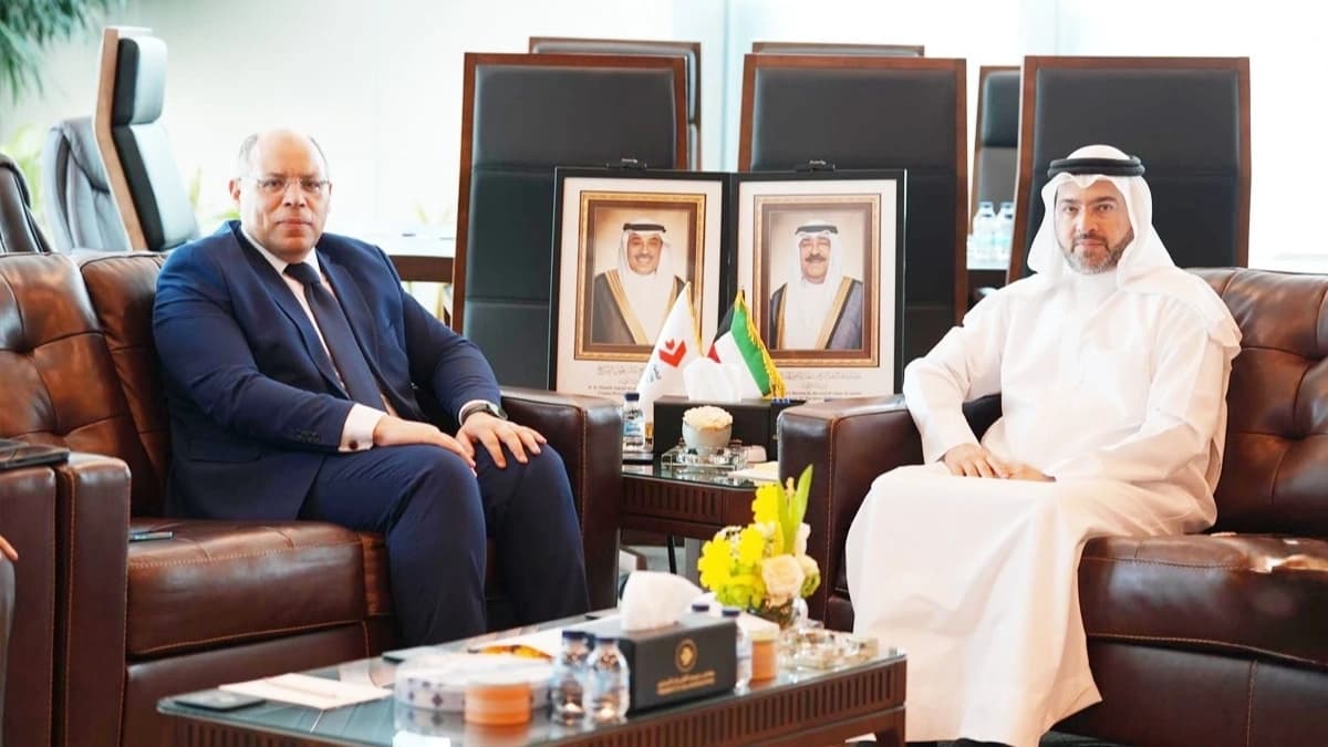صورة تجمع رئيس الهيئة العامة للطيران المدني مع السفير المصري أثناء بحث سبل تعزيز التعاون الثنائي في مجال الطيران المدني