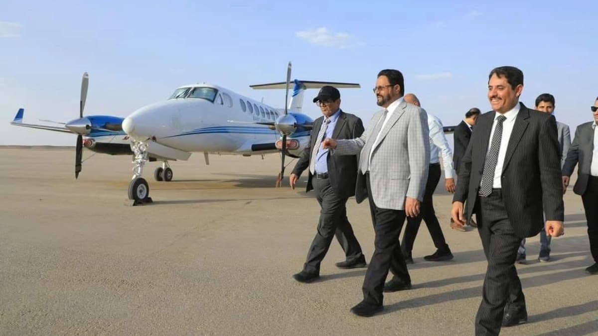 الصورة لمحافظ مأرب أثناء وضع حجر الأساس لمشروع مطار مأرب الدولي - 28 سبتمبر 2023
