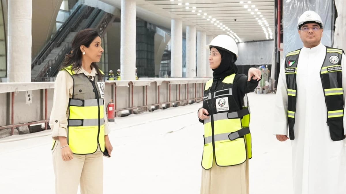 وزيرة الأشغال العامة أثناء زيارتها لمشروع مبنى الركاب الجديد (T2) في مطار الكويت