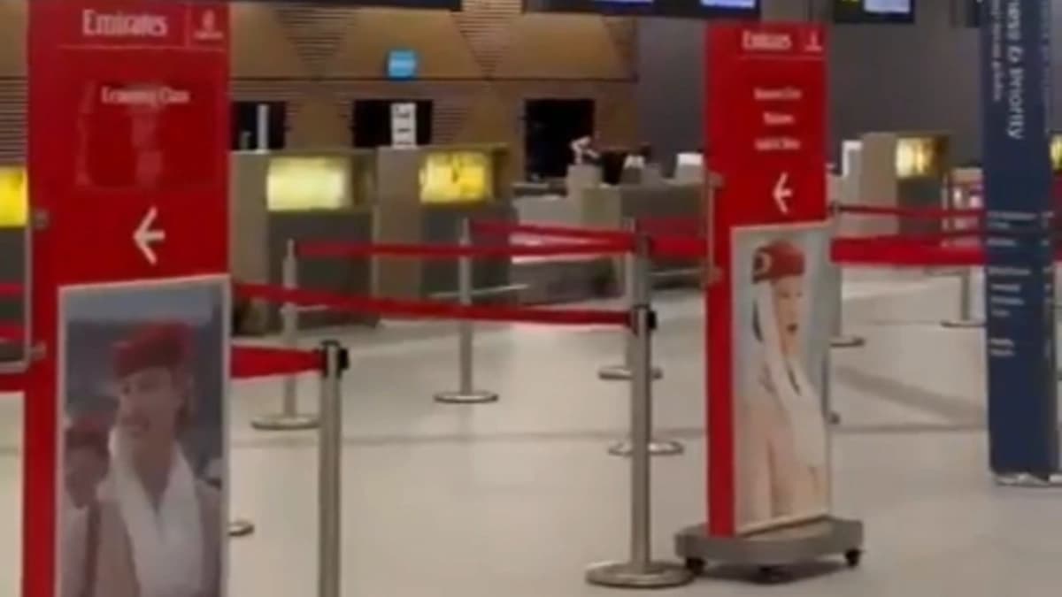 الصورة من مبنى الركاب T4 في مطار الكويت الدولي، ويظهر فيها بعض شركات الطيران الخليجية 