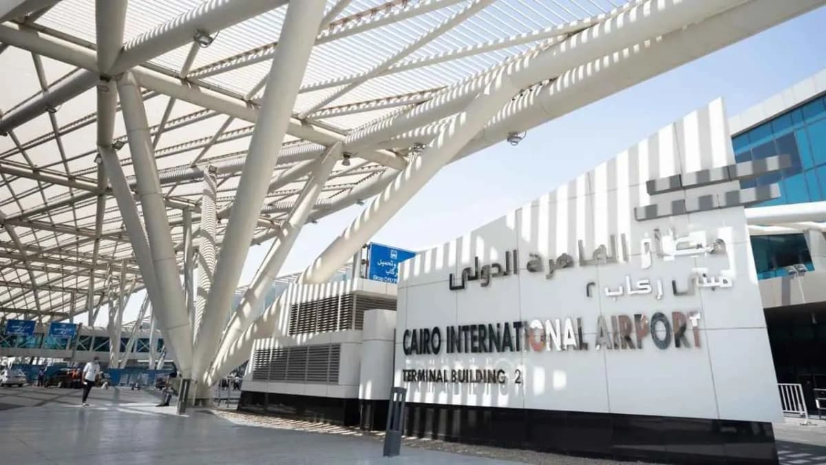 القبض على منى عبود في مطار القاهرة جاء تنفيذاً لقرار "ترقب الوصول والمنع من السفر" الصادر بحقها من النيابة العامة