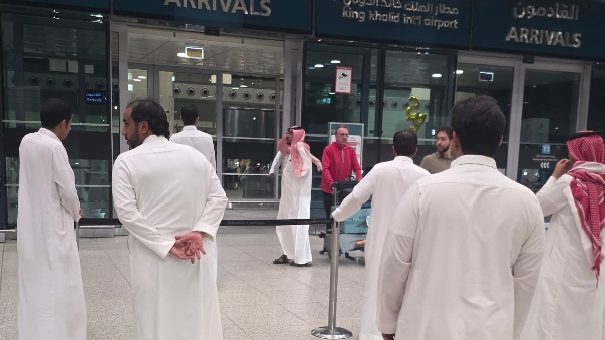 ظاهرة سيئة أمام مطار الملك خالد الدولي!!