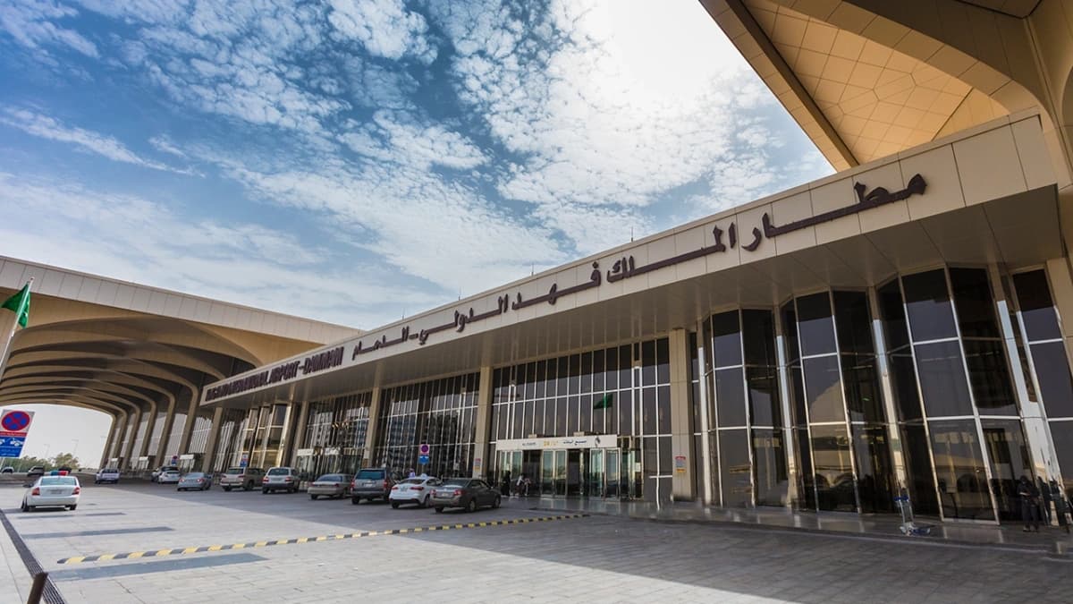 يعد مطار الملك فهد في الدمام من المطارات الرئيسة في السعودية ويقدم مجموعة واسعة من الخدمات 
