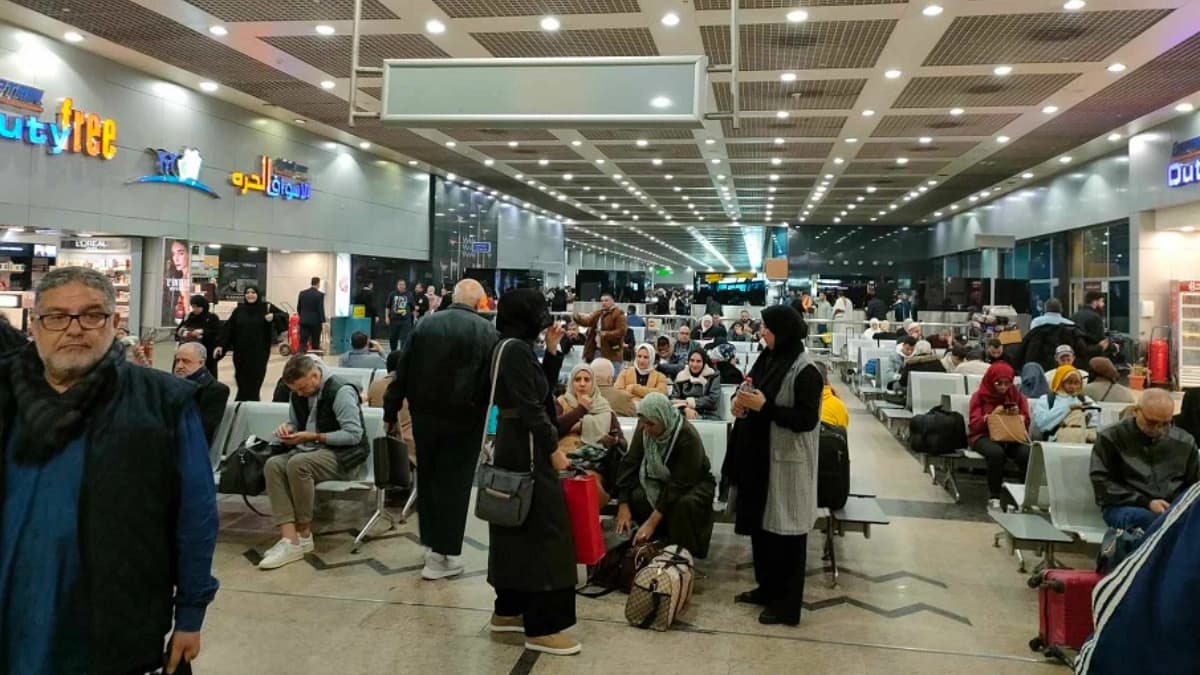 حركة المسافرين في مبنى الركاب (1) في مطار القاهرة الدولي 