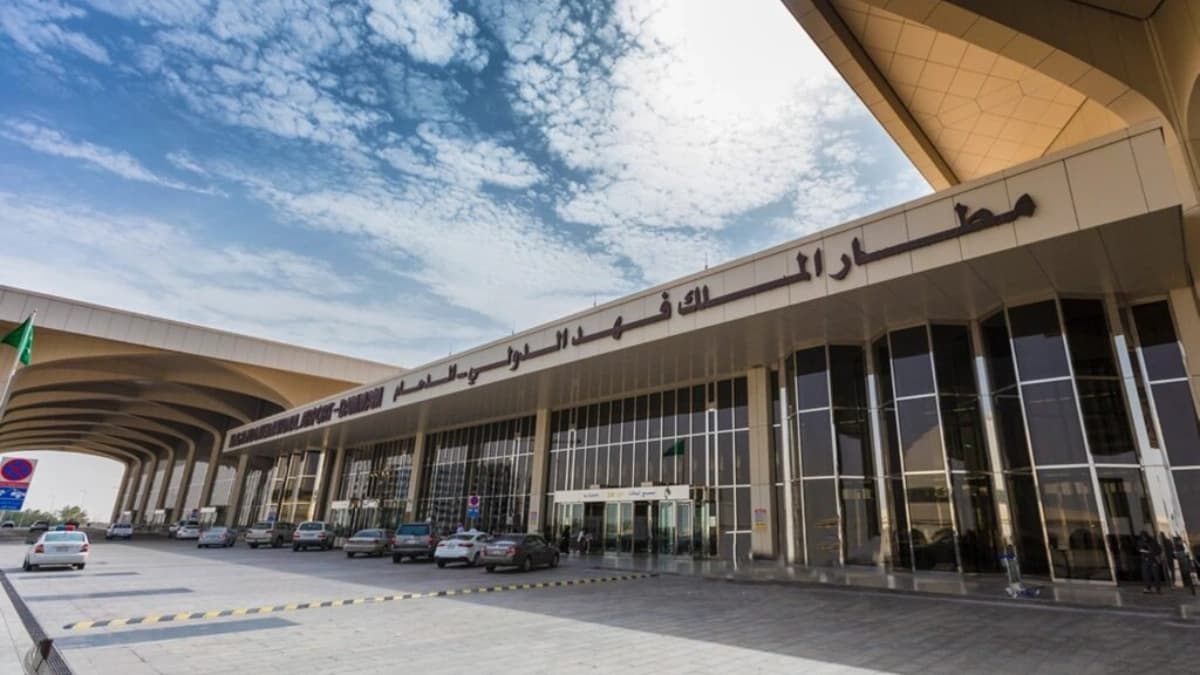 تسير حركة الرحلات في مطار الملك فهد بالدمام بشكل طبيعي وفق الجداول التشغيلية لشركات الطيران 