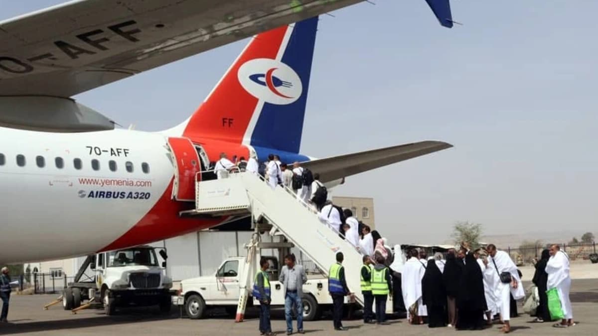 صورة تعبيرية.. صعود الركاب إلى طائرة الخطوط الجوية اليمنية